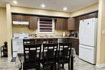 Image de Stunning Detached Six-bedroom house with attached washroom