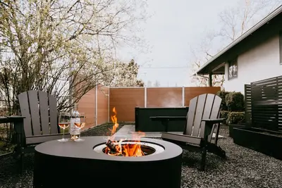 Image de Swanky Speakeasy Stay-Hot Tub + Firepit-Minutes to Downtown
