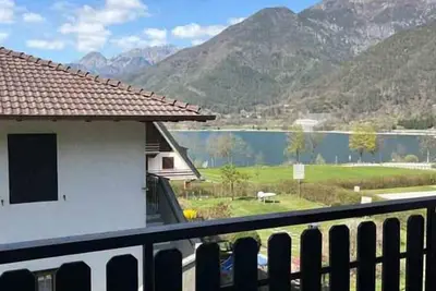 Image de Appartement de vacances avec piscine et balcon avec vue sur le lac