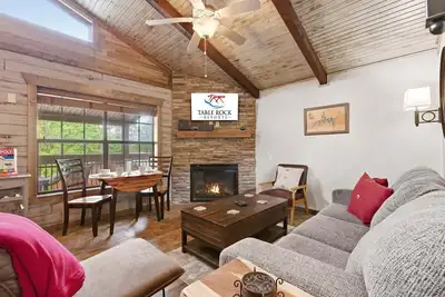 Image de Table Rock Lake Cabin • Near Sdc • Views • Sleeps 6