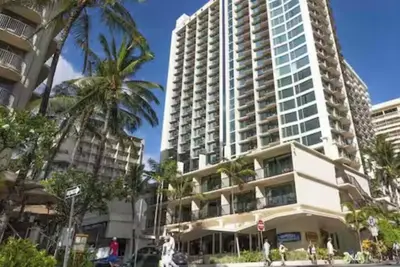 Image de Cozy 1-bedroom condo one short block from the beach!