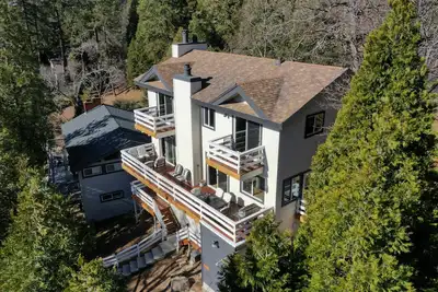 Image de Tranquil Mountain Retreat with 3 decks, Partial Lake View  with Ac in Crestline