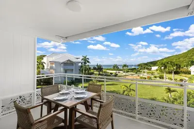 Image de Oceanfront Comfort: Relax in a Roomy Suite with Kitchen Overlooking Anse Marcel