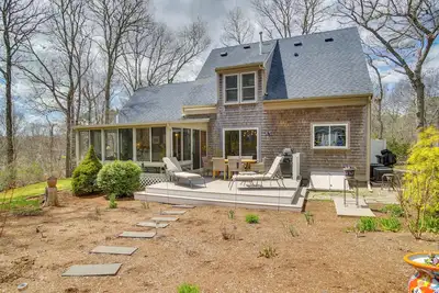 Image de Walk to John's Pond! Family-Friendly Mashpee Home