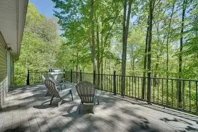 Image de Bring Your Boat! 'All Decked Out' Byrdstown Home