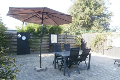 Image de Cosy holiday home for 4 guests in Callantsoog, near beach and centre. Features a south-facing enclosed garden, double bed and bunk bed. Ideal for families or couples.
