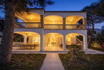 Image de Spacious 5-bedroom en-suite villa with pool in stunning Playa de Muro with Ac