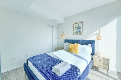 Image de Stylish Downtown Toronto Escape in a Bright 2br Space. Stay & Shine!