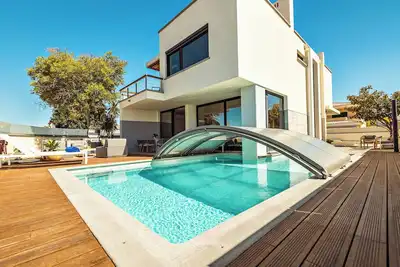 Image de Welcome to your home in Lagos, a bright 3-bedroom villa in a rare walkable location, just 700 metres from Porto de Mós beach, under 1 km from the iconic Ponta da Piedade coastal trails and 1. 5 km from the historic centre with restaurants and shops.