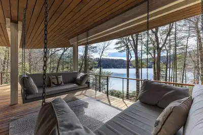 Image de Lake access retreat on Lake Glenville with private dock with boat ties, kayaks, paddleboards, expansive deck, and fire pit seating. Sleeps 12 comfortably — designed for mountain air, lake days, and unforgettable nights under the stars.