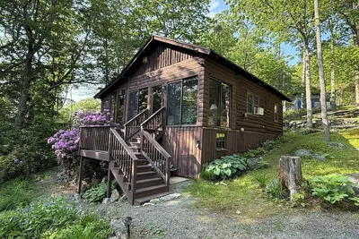 Image de Spacious 2-bedroom log cabin in tranquil Dedham, Maine with Ac.