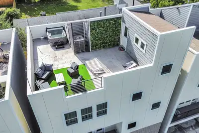 Image de A Proper Home With a Downtown View