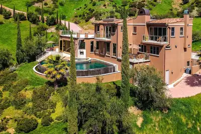 Image de Gated Malibu Estate: Pool, Theater, Chef’s Kitchen & More!