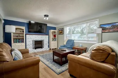 Image de Family 5br Retreat Sleeps 11 by College, Hospital