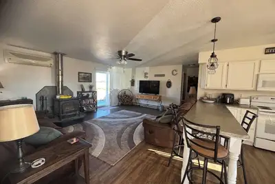Image de Marvelous 4-bedroom house on acreage with beautiful views and great location