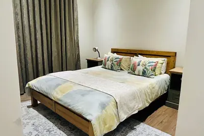 Image de DuchessT Comfort – Stylish Stay with Backup Power, Wi-Fi & Rooftop Pool