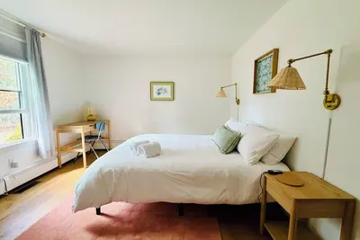 Image de Storybook Cottage in Falmouth - Quick Walk to Shining Sea Bikeway, Ac, Dogs okay