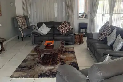 Image de Maison de campagne rustique rouge sereine et confortable