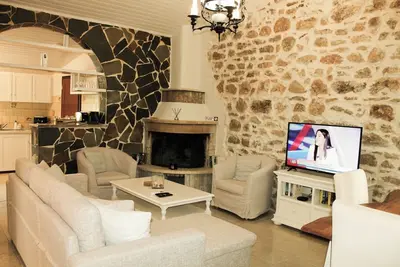 Image de Stone House near Agios Spyridon Beach | 2br & Bbq