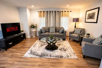 Image de Stylish 3-bedroom Oakland apartment near universities, hospitals, and downtown.
