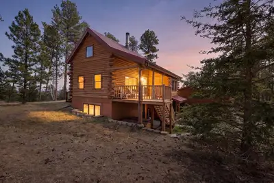 Image de Hilltop Log Cabin Retreat with Hot Tub & Direct Trail Access Near Lead