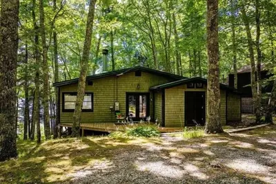 Image de Tucked away in Midcoast Maine, this lake house is what summers are made of