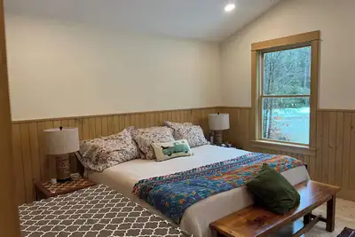 Image de Spacious 4-bedroom house 100 yards from the lake in quiet community.