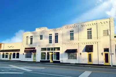 Image de Stylish railroad boutique hotel. 5 ensuite rooms + apartment & banquet room.