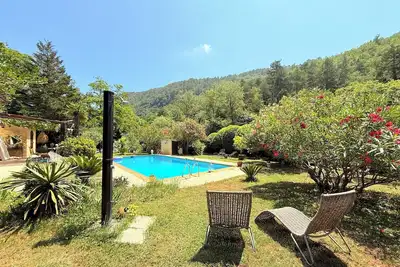 Image de Maison de charme avec piscine, au bord de la rivière, avec berge privée