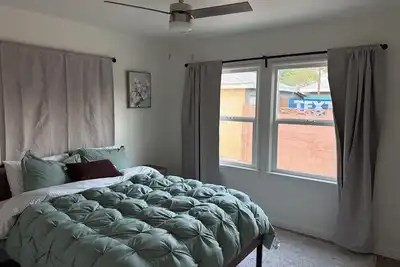 Image de 2-bedroom house in soothing Bakersfield with refreshing Ac