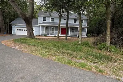 Image de 4 bedroom wooded farmhouse close to trails and 8 miles from Sports at the Beach