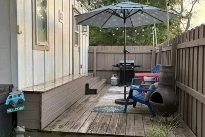 Private Tiny Home w/ Courtyard, Grill & Quiet Location – Sleeps 2
