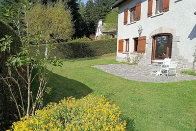 Image de Appartement  avec terrasse. 15 mn  du centre du bourg, au calme dans la verdure.