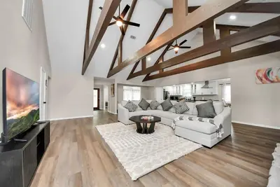 Image de Spacious and modern 5-bedroom house, game room, pool table and stylish bath