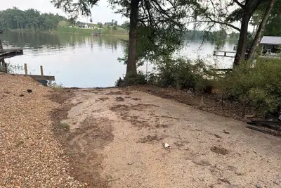 Image de Lake front Cozy 3- br\nBoat Ramp\nOutdoor kitchen\nNew pier n 20x20 deck\nPorch