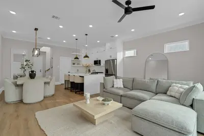 Image de Luxe 2br House Near Nrg + Free Parking, Ac, Fast WiFi & Optional Chauffeur
