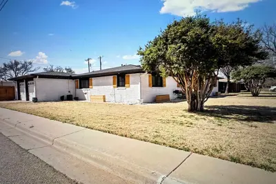 Image de 2400 Sq Ft 4/2 house 5 minutes fm Ttu, Large Backyard and Sauna