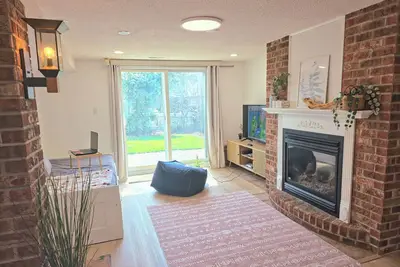 Image de Cozy Retro Suite with Garden Walkout, Games & Lounge!