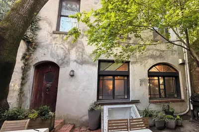 Image de Beautiful 2-Bedroom Brooklyn Carriage House with Ac and Off-Street Parking