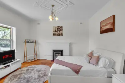 Image de Charming Family Retreat with Arcade + Walk to Shops - Glenunga