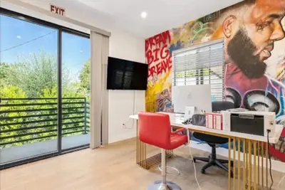 Image de La Icon House. Murals, Kaws Art & Chef’s Kitchen