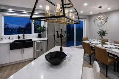 Image de New Luxury 4b4b Near Uc | Modern, Spacious & Fully Renovated