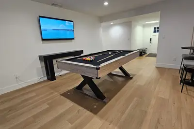 Image de Luxury Home Hot Tub Spa Heated Pool Foosball Table Newly Remodel in Sacramento