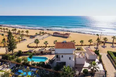 Image de Kalisti-4 Bedroom Beachfront Villa with Private Pool