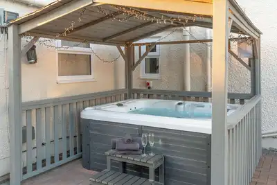 Image de Four Oaks Apartment | Sleeps 4 | Private Hot Tub & Garden