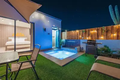 Image de New: Unique Home w/ heated Pool, Spacious Outdoor