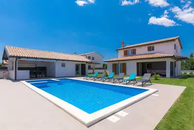 Image de Maison de vacances privée avec piscine privée, Wifi, bain à remous, climatisation, Tv, terrasse