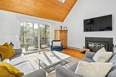 Image de Lakeside Berkshires Chalet | Sauna & Fireplace