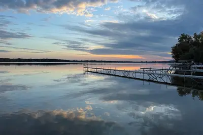 Image de Large Lakefront Home, Perfect for Nascar