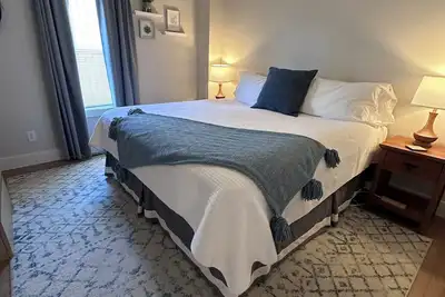 Image de Cozy 2-bedroom 1st Floor condo in charming Elkins with King Bed and Laundry
